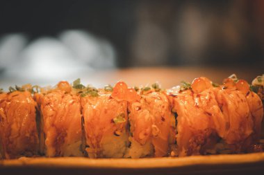 Somonlu suşi rulosu (Philadelphia). Suşi menüsü. Japon yemeği. Seçici odak