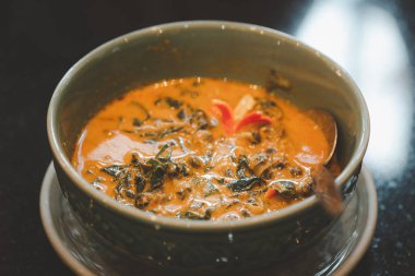 Tay köri ve nehir salyangozu. Tay dilinde Kang Kua Hoi Khom lezzetli Tayland yemeğidir. Geleneksel Tayland yemekleri