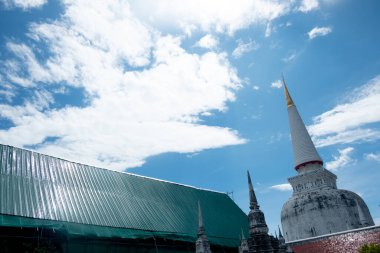 Wat Phra Mahathat Woramahawihan Tayland 'da Nakhon Si Thammarat' ta bulutlu gökyüzü.