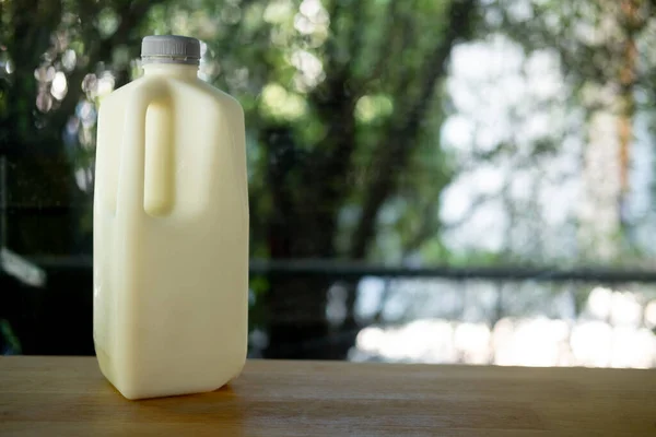 Botella Leche Plástico Litro Sobre Mesa Madera —  Fotos de Stock