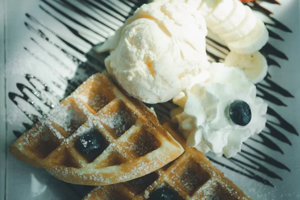 Prato Waffles Frescos Com Bola Sorvete Chantilly — Fotografia de Stock