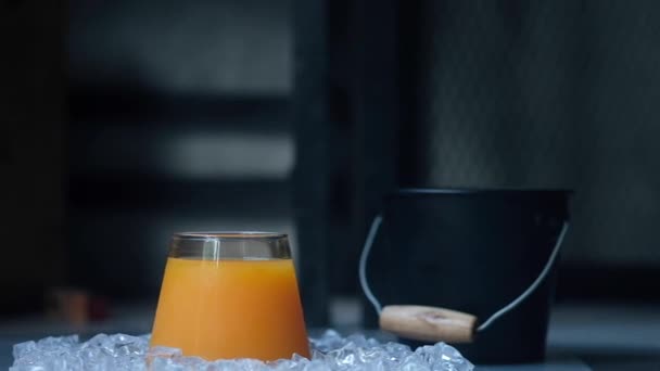 Fresco Suco Laranja Vidro Panning Tiro — Vídeo de Stock