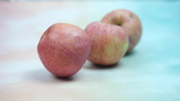 新鮮な赤いリンゴを転がす パンニングショット — ストック動画