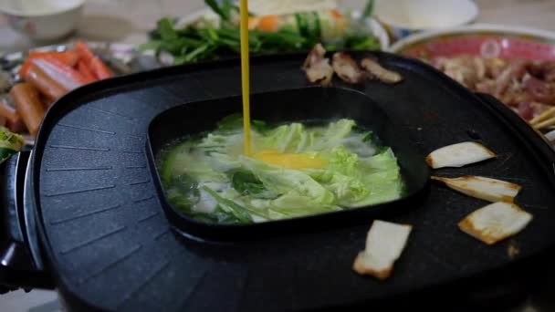 Schlagen Sie Eier Gießen Auf Sukiyaki Oder Shabu Und Heißen — Stockvideo
