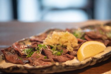 Japon Wagyu sığır eti yüksek kaliteli yakiniku yemeye hazır. Seçici odak