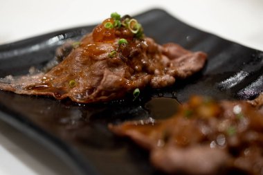 Somon yumurtası ve dilimlenmiş taze soğanlı Wagyu bifteği.. 