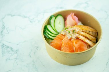 Somon balığı, Japon mutfağında pilavlı somon balığı. Kutudaki yiyecek kavramı ya da eve götürmek ya da yemek götürmek.