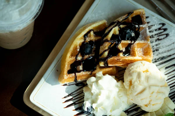 Teller Mit Frischen Waffeln Und Eis Vorhanden Ansicht Von Oben — Stockfoto