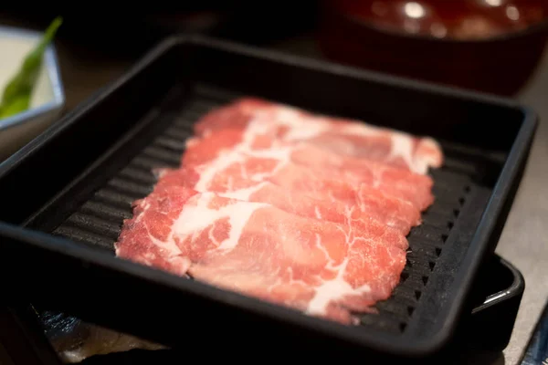 Carne Fresca Fatiada Para Panela Quente Japonesa Bandeja Preta — Fotografia de Stock