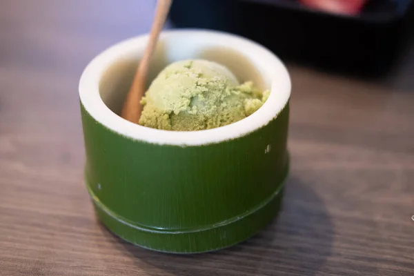 Ιαπωνικό Παγωτό Πράσινο Τσάι Μπολ Μπαμπού Ξύλινο Τραπέζι — Φωτογραφία Αρχείου