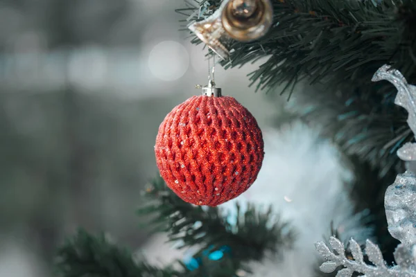 Großaufnahme Einer Roten Kugel Die Einem Geschmückten Weihnachtsbaum Hängt — Stockfoto