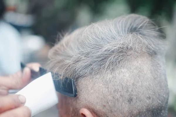 Primer Plano Estilista Corte Senior Asiático Hombre Gris Cabello —  Fotos de Stock