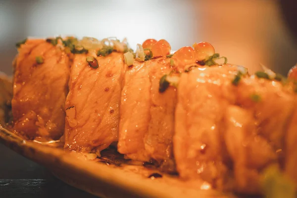 Rolă Sushi Somon Ars Delicioase Mâncăruri Tradiționale Japoneze Focalizare Selectivă — Fotografie, imagine de stoc