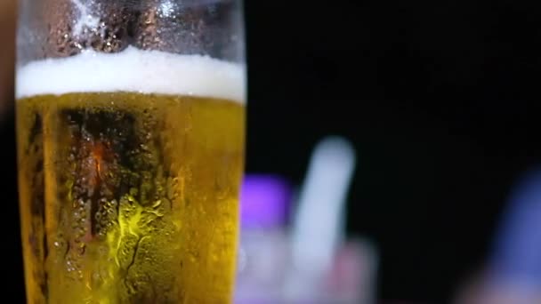 夜间在玻璃杯里喝新鲜而凉爽的啤酒 — 图库视频影像