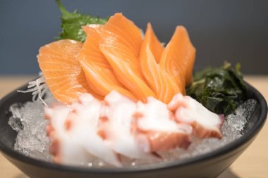 Karışık sashimi 'de buzda servis edilen somon dilimi de var.