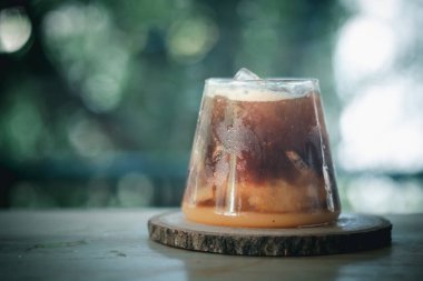 Sağlıklı içmek için portakal suyuyla karıştırılmış buzlu kahve.