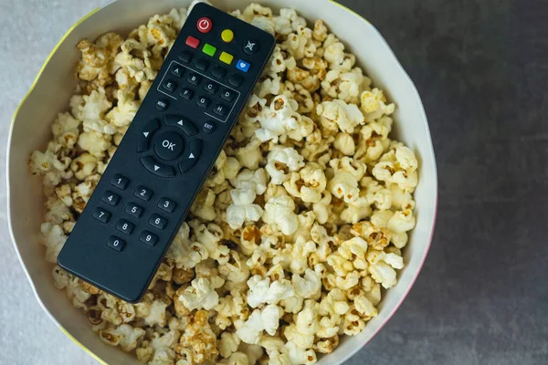 Controle Remoto Preto Pipocas Balde Conceito Assistir Casa — Fotografia de Stock