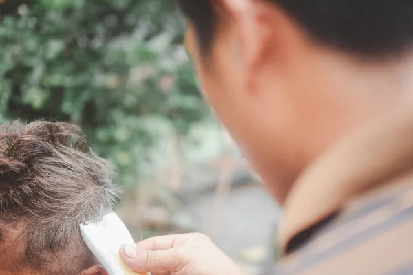 Primer Plano Estilista Recortar Cabello Del Cliente Senior Servicio Hogar —  Fotos de Stock