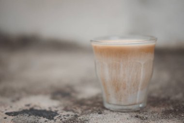 Kahve menüsü bardağın dibindeki soğuk taze süt ile buzsuz espresso arasında ayrı olarak servis edilir.