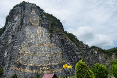 Buda lazeri Khao Chi Chan Dağı, Pattaya 'da. Chonburi, Tayland. Buda 'nın altında thai dili vardır, çeviri: 1996 yılında yaratıldı, Buda' nın adı Phra Puttha Maha Wachira Uttamopat Satsada
