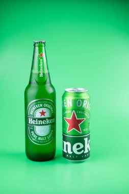 Bangkok, Tayland - 22 Ocak 2021: Şişe Heineken birası ve yeşil arka planda bira. Heineken birası Heineken International 'ın sancak gemisi ürünüdür..