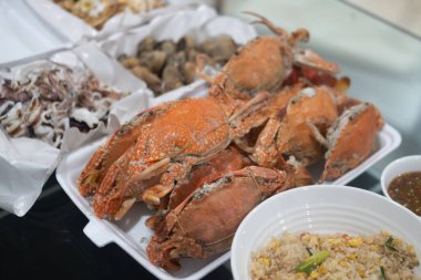 Beyaz köpük kutusunda buğulanmış yengeç. Köpük kutularda deniz ürünleri.