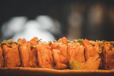 Somonlu suşi rulosu, lezzetli geleneksel Japon yemekleri. Seçici odak