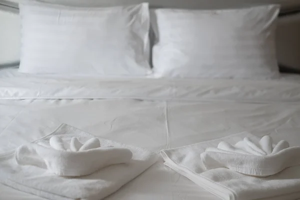 在奢华的现代酒店房间里 把白色毛巾贴在床头柜上 — 图库照片