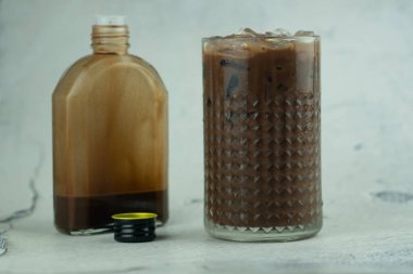 Kaliteli şişeden yapılmış bardakta buzlu çikolatalı süt. Yaz ferahlatıcı içecekler