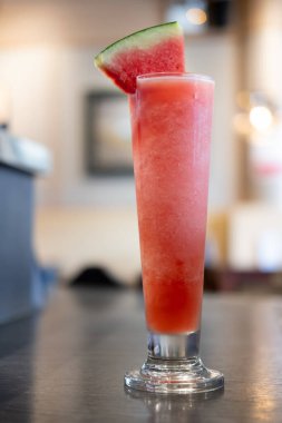 Uzun bardakta dilimlenmiş karpuz süslemeli sağlıklı karpuz kokteyli.