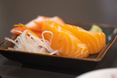 Taze çiğ somonlu sashimi 'yi kapatıver.