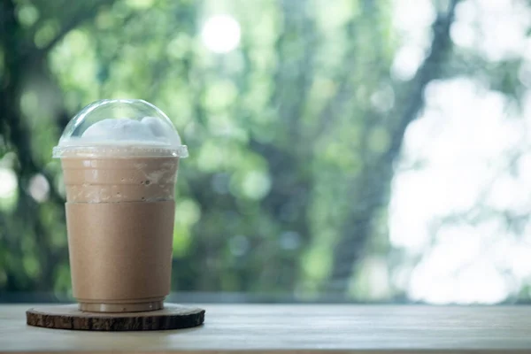 Susu Milkshake Kopi Lezat Dalam Gelas Yang Berisi Kertas Coklat — Stok Foto