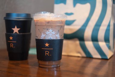 Samut Prakan, Tayland - 5 Şubat 2021: Mega Bangnashop alışveriş merkezindeki Starbucks Reserve 'de buzlu mocha kahve ve sıcak kahve. Starbucks soğuk içecek kahve markası ABD kökenlidir.