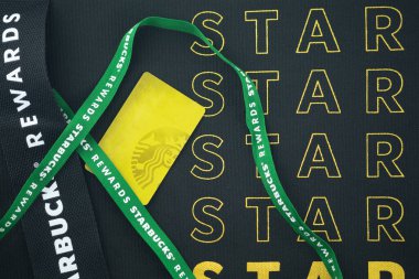 Samut Prakan, Tayland - 2 Şubat 2021 Üye Altın Seviye ve Starbucks Altın Kartı 2021 yılında Starbucks Kahve Dükkanı 'ndan özel bir hediye