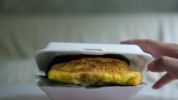 Omelete Crocante Recheado Vietnamita Folha Banana Chamada Khanom Bueang Yuan — Vídeo de Stock