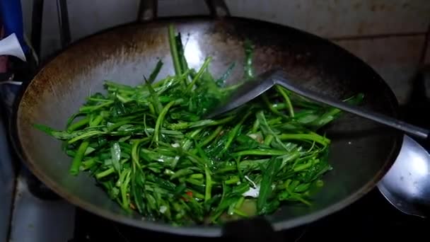 Fritando Peixe Tilapia Panela Quente Uma Panela Ato Fritar Thai — Vídeo de Stock