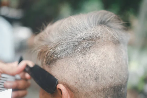 Close Van Haar Stylist Snijden Senior Aziatische Man Grijs Haar — Stockfoto