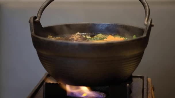 餐馆木桌上的日本传统火锅 — 图库视频影像