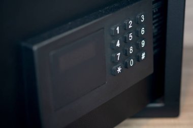 Elektronik kilidi olan siyah kutuyu aç. Kapat.