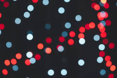 Bokeh ışığı ile renkli açık mavi ve kırmızı arkaplan bulanık hareket