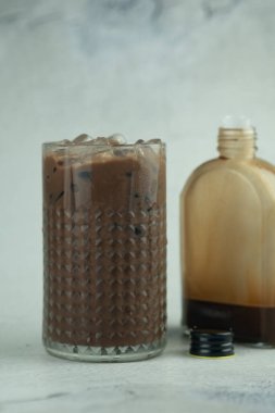 Kaliteli şişeden yapılmış bardakta buzlu çikolatalı süt. Yaz ferahlatıcı içecekler