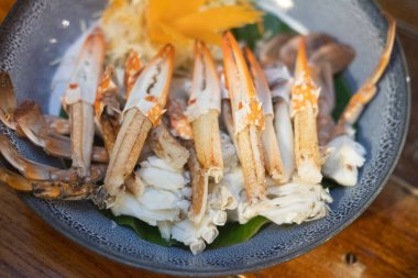 Yemeye hazır lezzetli yengeç köftelerini yakın.