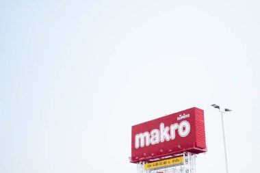 Samut Prakan, Tayland - 13 Şubat 2021: Makro işareti. Makro, 1988 yılında Siam Makro Kamu Şirketi tarafından işletilen Tayland 'daki ünlü bir toptan satış merkezidir..