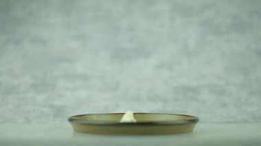 Patlamış mısırın düşüşünü kapat. Yavaş çekim.