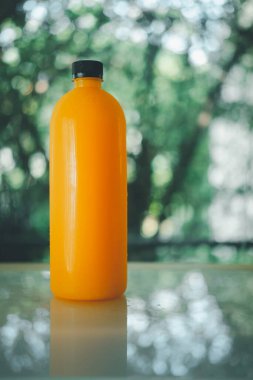 Portakal suyu kapağı siyah kapaklı plastik bir şişenin içinde. Yazın tazelenmek için. Sağlık için iyi bir içecek..