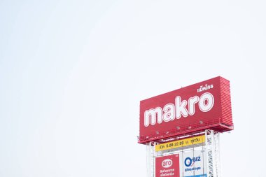 Samut Prakan, Tayland - 14 Şubat 2021: Makro Store İşareti. Makro is Public Company Limited, Tayland 'daki Toptan Mesleki İşletmeler Merkezi Operatörüdür..