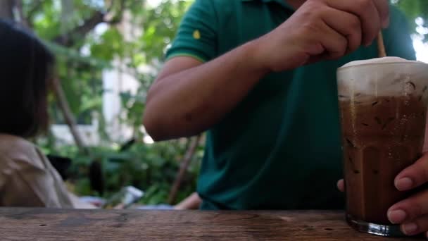 Panning Shot Slow Motion Młody Mężczyzna Mieszając Mrożoną Kawę Przez — Wideo stockowe