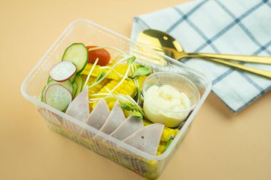 Plastik ambalajlı sağlıklı taze salata. Paket veya yemek teslimatı kavramı