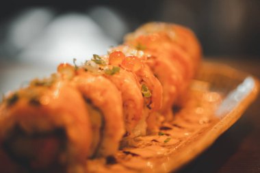 Taze ve lezzetli somon suşi ruloları. Seçici odak