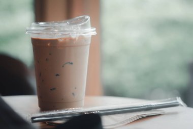 Kahve Mocha plastik bardakta masada. Tazeleyici içecek.